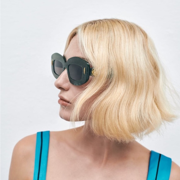 Loewe
Emerald Green Acetate Rectangle
Sunglasses With Golden Accents
0323 - Picture 2 of 6